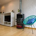 Eya House, Cozy, Bright & Well Located